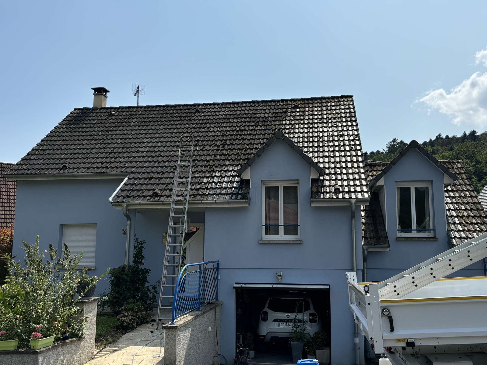 Avant nettoyage toiture belle maison, Couvreur 68